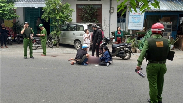 Gây án mạng vì người tình của mẹ nhốt chó vào lồng