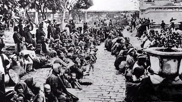 Lo cho dân sau nạn lụt năm Nhâm Thìn