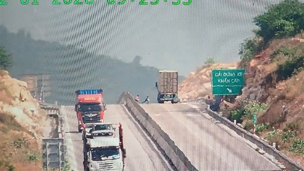 Ba thiếu niên người Raglai ra giữa làn đường bộ cao tốc để… chơi đùa