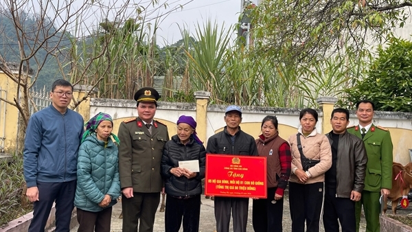 Công an tỉnh Cao Bằng trao bò giống hỗ trợ hộ nghèo ở xóm Pác Bó