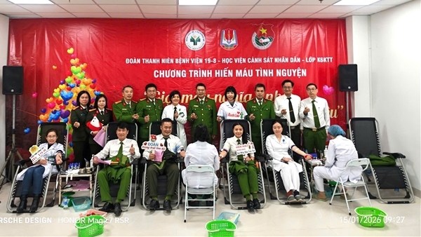 Cán bộ chiến sĩ và bác sĩ, nhân viên y tế Công an hiến máu cứu người