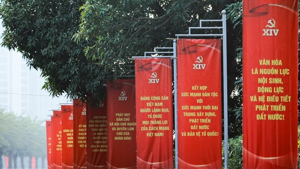 Đường phố Hà Nội rực rỡ cờ hoa hướng về Đại hội XIV của Đảng