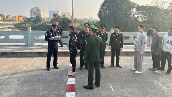 Thanh niên người Trung Quốc bày tỏ xúc động trước nghĩa cử nhân văn của cán bộ xuất, nhập cảnh