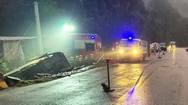 Ô tô khách lao xuống cống thoát nước ở Sơn La, 4 người tử vong