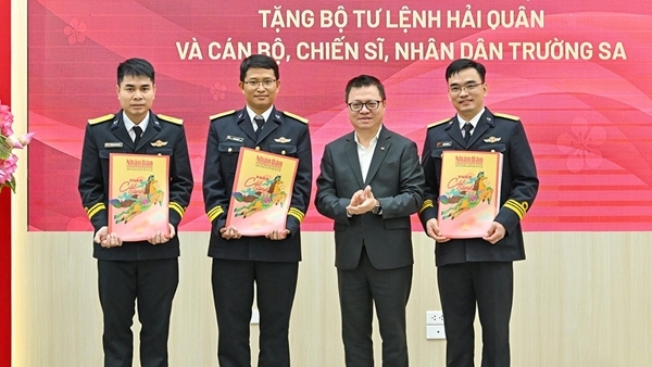 Trao tặng 5.000 tờ báo Xuân Nhân Dân cho CBCS Hải quân và nhân dân Trường Sa