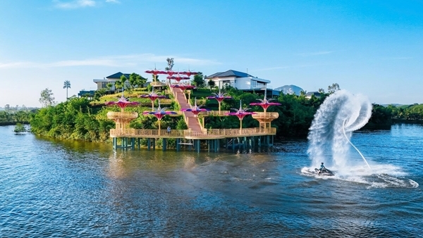 Flyboard Hồ Vua Lê: bùng nổ cảm xúc, hoá thân thành “Iron man”