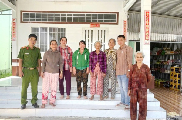 Công an phường kịp thời hỗ trợ người dân tránh bị lừa “mua hàng hoàn tiền” -0