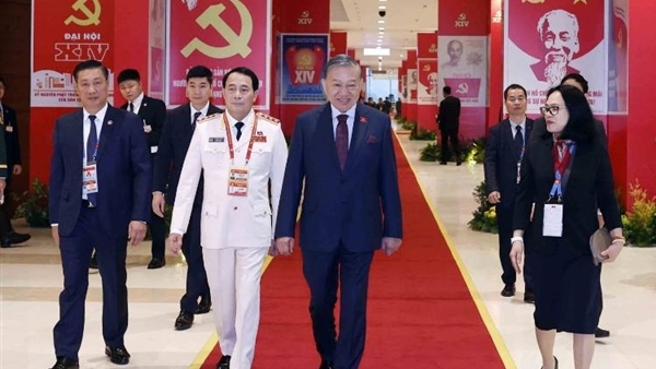 Các đại biểu vào Trung tâm Hội nghị Quốc gia dự phiên họp trù bị Đại hội XIV của Đảng