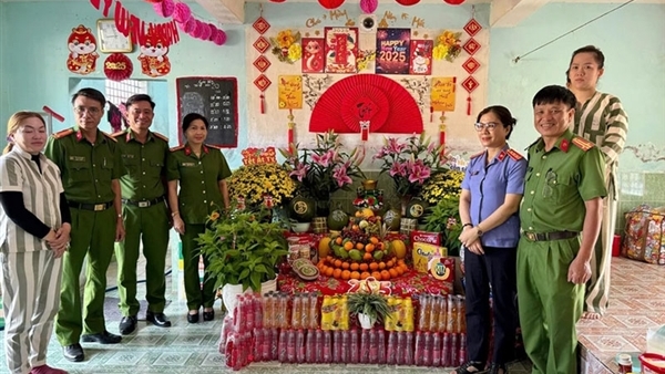 Phạm nhân ngoại ăn Tết Việt