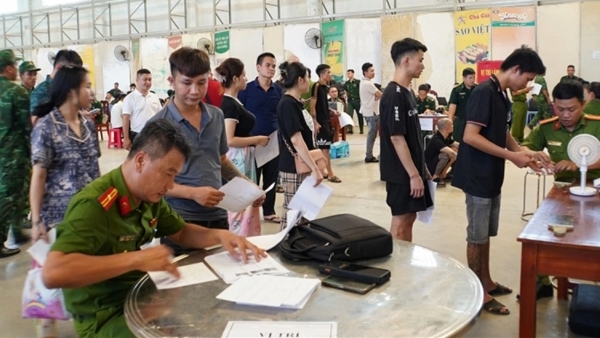 “Việc nhẹ lương cao”: Lời kể của người trong cuộc