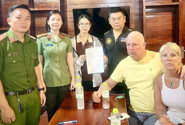 Công an đặc khu Phú Quốc hỗ trợ 2 du khách Anh nhận lại số tiền gần 300 triệu đồng -0