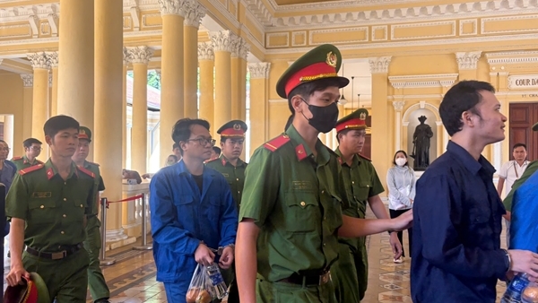 Tuyên án 15 bị cáo trong vụ án vận chuyển trái phép hơn 12.000 tỷ đồng qua biên giới