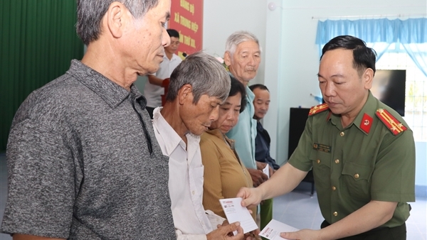 Góp thêm sắc xuân với người dân miệt vườn sông nước Đồng Tháp và Vĩnh Long