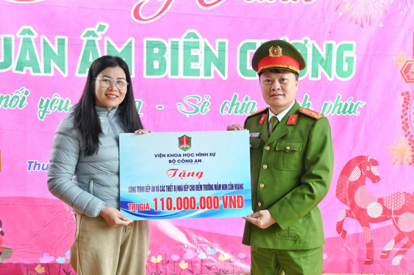 Viện khoa học hình sự hoạt động “Xuân tình nguyện” trao quà cho gia đình chính sách, hoàn cảnh khó khăn -0