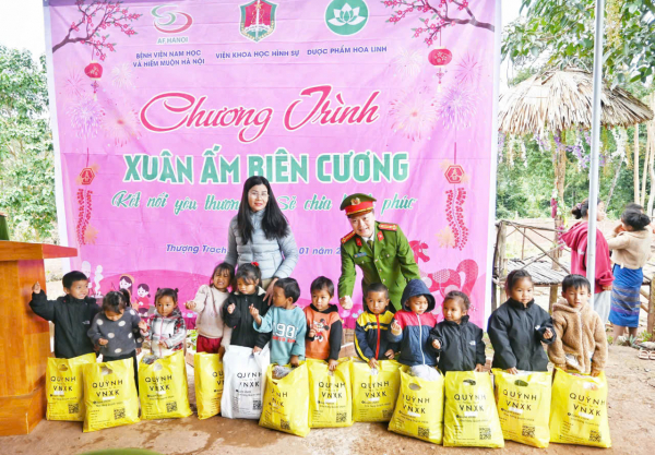 Viện khoa học hình sự hoạt động “Xuân tình nguyện” trao quà cho gia đình chính sách, hoàn cảnh khó khăn -1