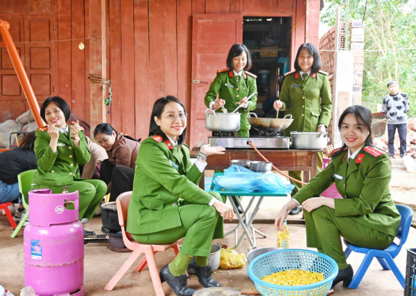 Viện khoa học hình sự hoạt động “Xuân tình nguyện” trao quà cho gia đình chính sách, hoàn cảnh khó khăn -0
