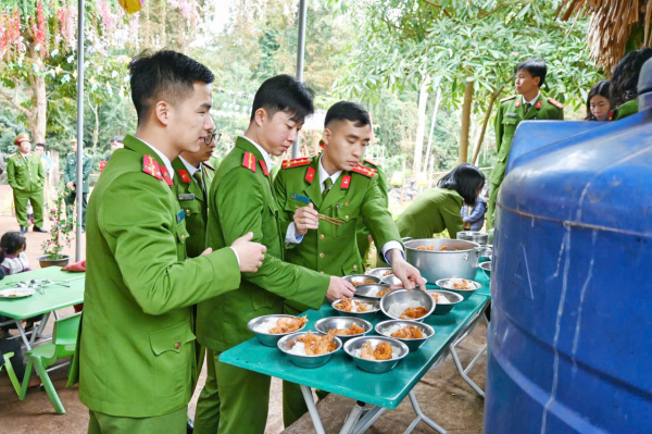 Viện khoa học hình sự hoạt động “Xuân tình nguyện” trao quà cho gia đình chính sách, hoàn cảnh khó khăn -1