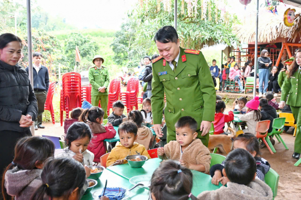 Viện khoa học hình sự hoạt động “Xuân tình nguyện” trao quà cho gia đình chính sách, hoàn cảnh khó khăn -0