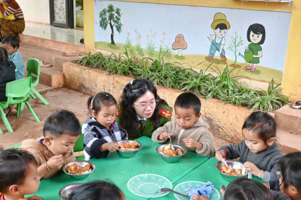 Viện khoa học hình sự hoạt động “Xuân tình nguyện” trao quà cho gia đình chính sách, hoàn cảnh khó khăn -1