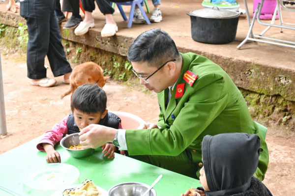 Viện khoa học hình sự hoạt động “Xuân tình nguyện” trao quà cho gia đình chính sách, hoàn cảnh khó khăn -2