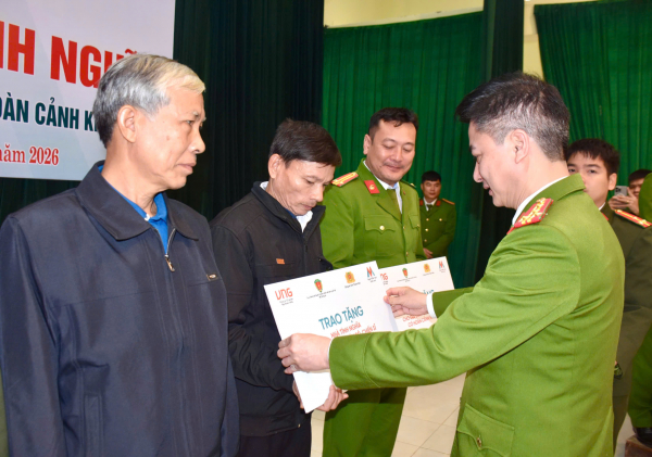 Trao tặng 10 căn nhà tình nghĩa cho cán bộ, chiến sĩ có hoàn cảnh khó khăn -0