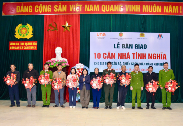 Trao tặng 10 căn nhà tình nghĩa cho cán bộ, chiến sĩ có hoàn cảnh khó khăn -0