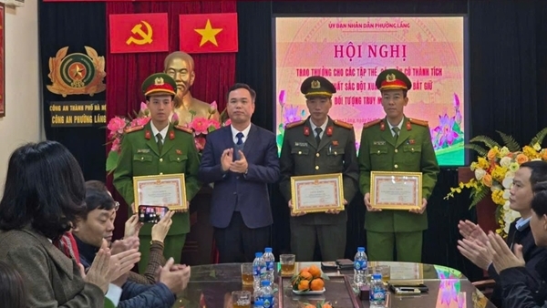 Khen thưởng Công an phường Láng bắt đối tượng truy nã quốc tế