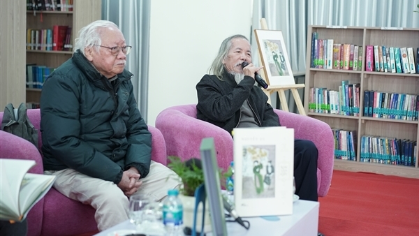 Giao_su_Tran_Dinh_Su_Ben_trai_va-1769495841249.JPG