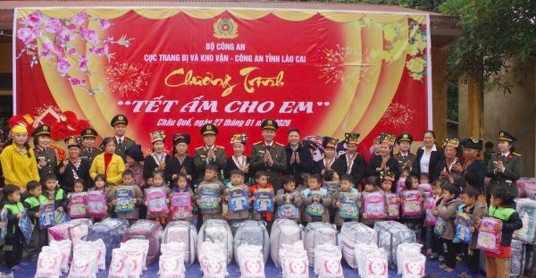 Cục Trang bị và kho vận mang “Tết ấm” đến với trẻ em Lào Cai -0