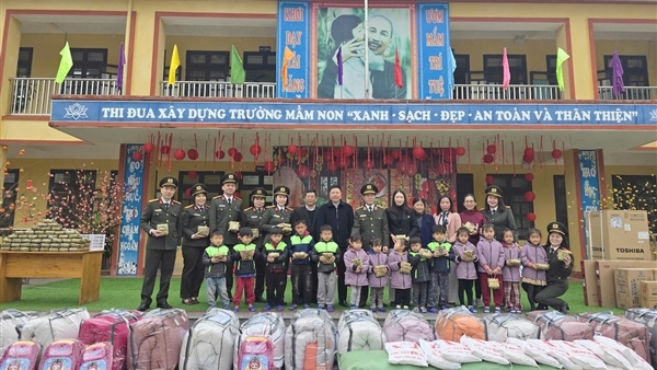 Cục Trang bị và kho vận mang “Tết ấm” đến với trẻ em Lào Cai