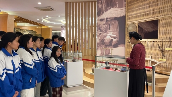 Những người “kể chuyện lịch sử” nơi cội nguồn cách mạng Pác Bó