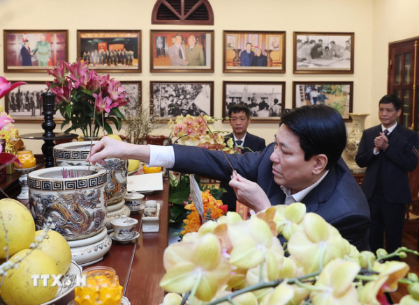 Chủ tịch nước thắp hương tưởng nhớ các đồng chí nguyên lãnh đạo Đảng, Nhà nước -0