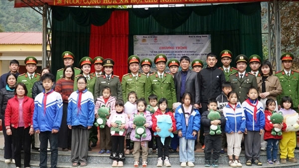 Học viện CSND tặng quà cho học sinh và cán bộ Công an tại Cao Bằng