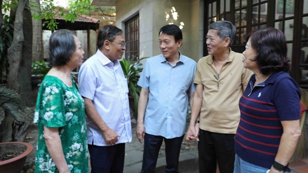 Bộ trưởng Lương Tam Quang thăm và chúc Tết gia đình các đồng chí nguyên lãnh đạo Bộ Công an