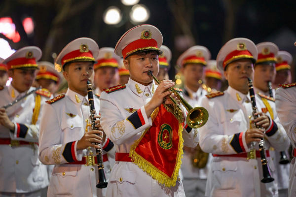 Rộn ràng khúc hát mừng xuân, dâng Đảng trước Tượng đài “CAND vì dân phục vụ” -0