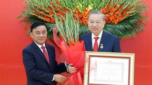 Trao Huy hiệu 45 năm tuổi Đảng tặng Tổng Bí thư Tô Lâm