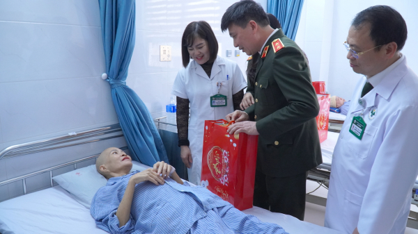 Cục Kế hoạch và tài chính trao yêu thương – sẻ chia đón Tết Bính Ngọ năm 2026 tới các bệnh nhân có hoàn cảnh khó khăn -1