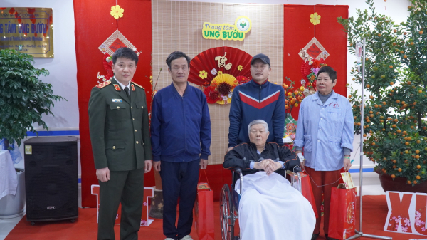 Cục Kế hoạch và tài chính trao yêu thương – sẻ chia đón Tết Bính Ngọ năm 2026 tới các bệnh nhân có hoàn cảnh khó khăn -2