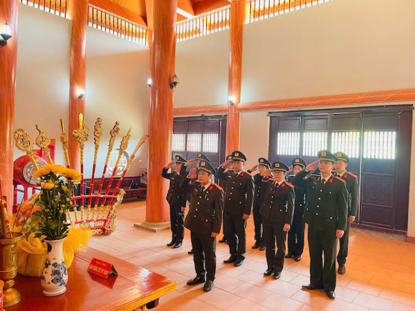 Ngọn lửa sưởi ấm niềm tin gắn với bó với nhân dân -0