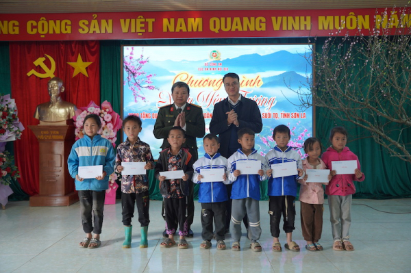 Ngọn lửa sưởi ấm niềm tin gắn với bó với nhân dân -0