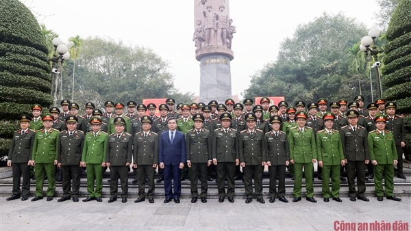 Những món quà nghĩa tình đến với bà con nơi nguồn cội cách mạng