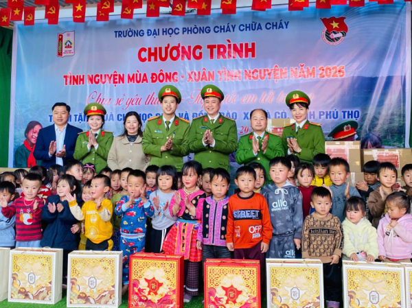 Trường Đại học PCCC mang Xuân ấm yêu thương về với học sinh nghèo tại Phú Thọ -0