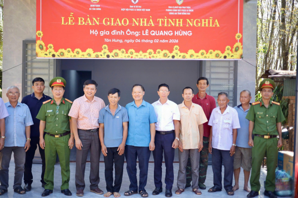 Bàn giao, khánh thành nhà tình nghĩa tặng gia đình có hoàn cảnh đặc biệt khó khăn -0