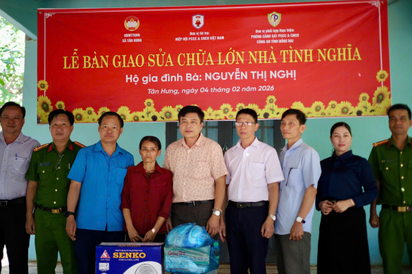 Bàn giao, khánh thành nhà tình nghĩa tặng gia đình có hoàn cảnh đặc biệt khó khăn -1