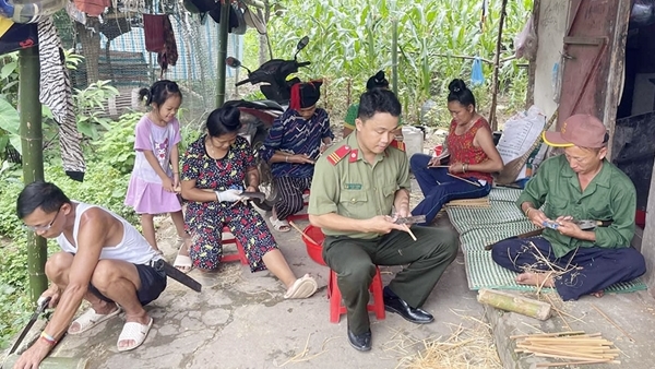 KOLs mang sắc phục Công an nhân dân