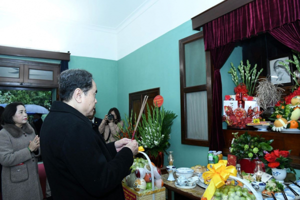 Chủ tịch Quốc hội dâng hương tưởng nhớ Chủ tịch Hồ Chí Minh tại Nhà 67 -0