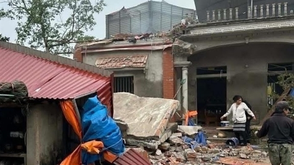 Tầng 2 ngôi nhà đổ sập sau tiếng nổ lớn, 1 người tử vong