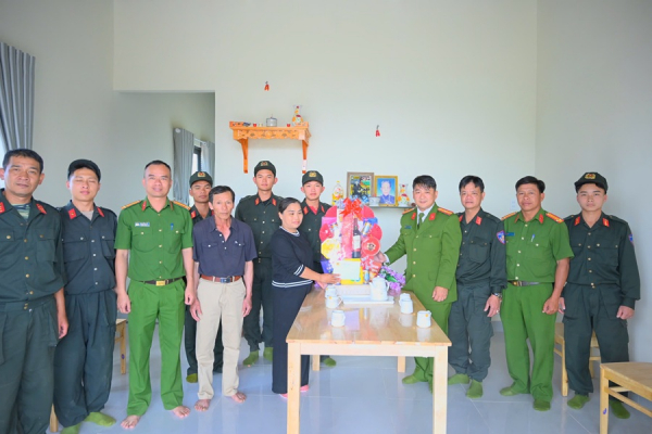 Ngày trở lại thấm đẫm nghĩa tình -0