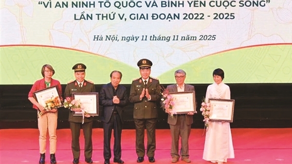 Đời sống văn chương Việt 2025: Lặng sóng hay nổi sóng?