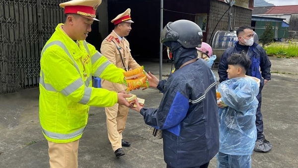 Nghĩa đồng bào trên đường hồi hương